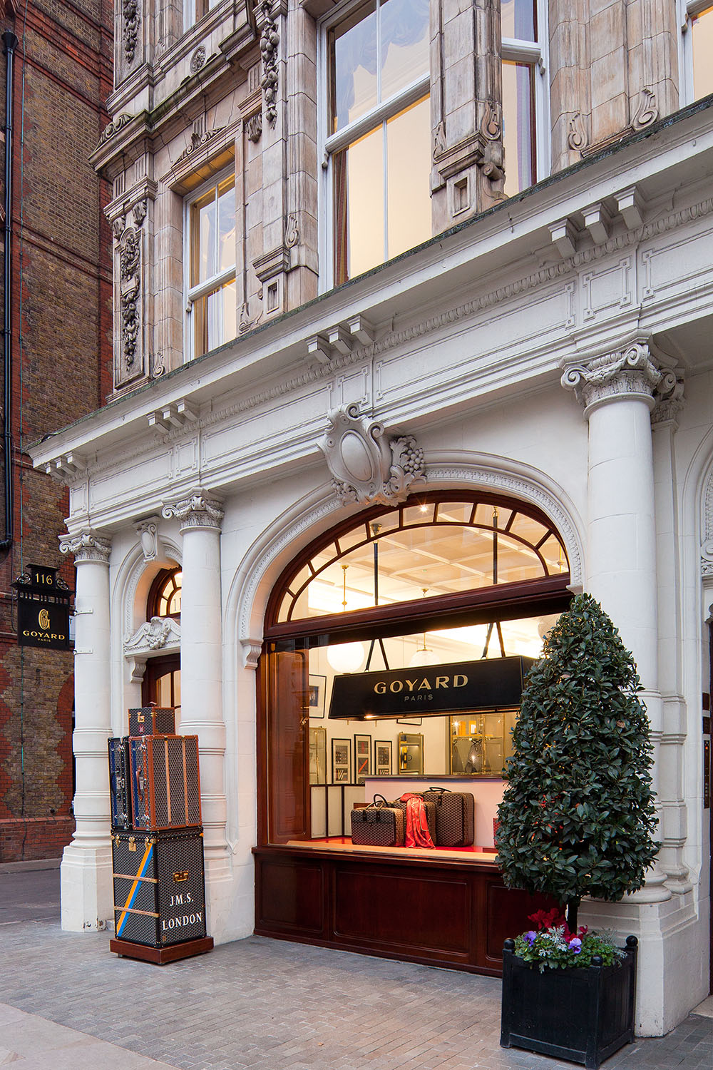 The Goyard shop in Carlos Place,London, such a beautiful building.