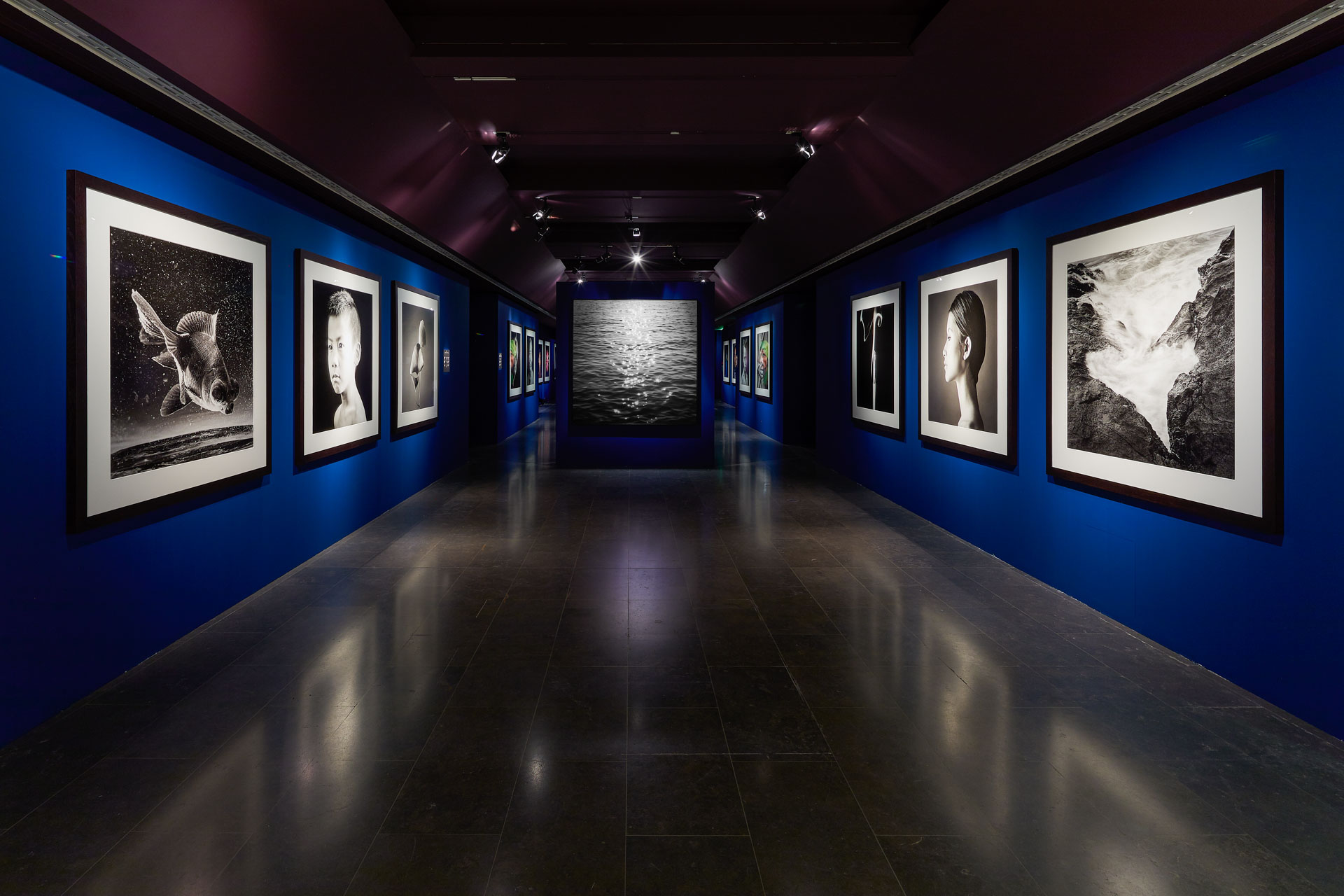 Scénographie de l'exposition Infinis d'Asie de Jean-Baptiste Huynh au musée National des Arts Asiatiques Guimet, Paris, du 20 février au 20 mai 2019.