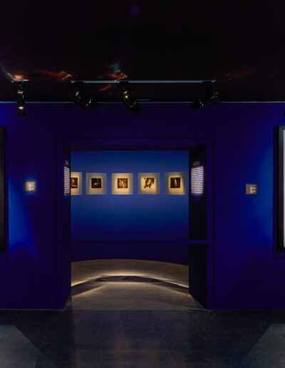 Scénographie de l'exposition Infinis d'Asie de Jean-Baptiste Huynh au musée National des Arts Asiatiques Guimet, Paris, du 20 février au 20 mai 2019.